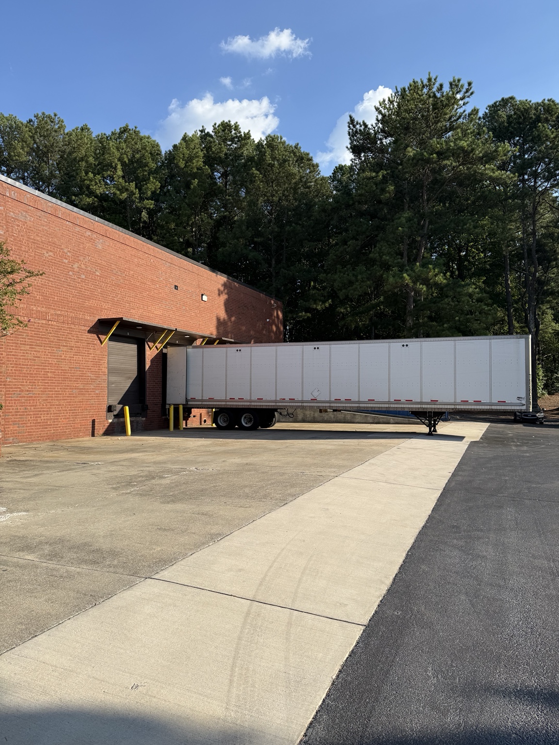 Atlanta warehouse loading dock and freight receiving - Logistics & Moore